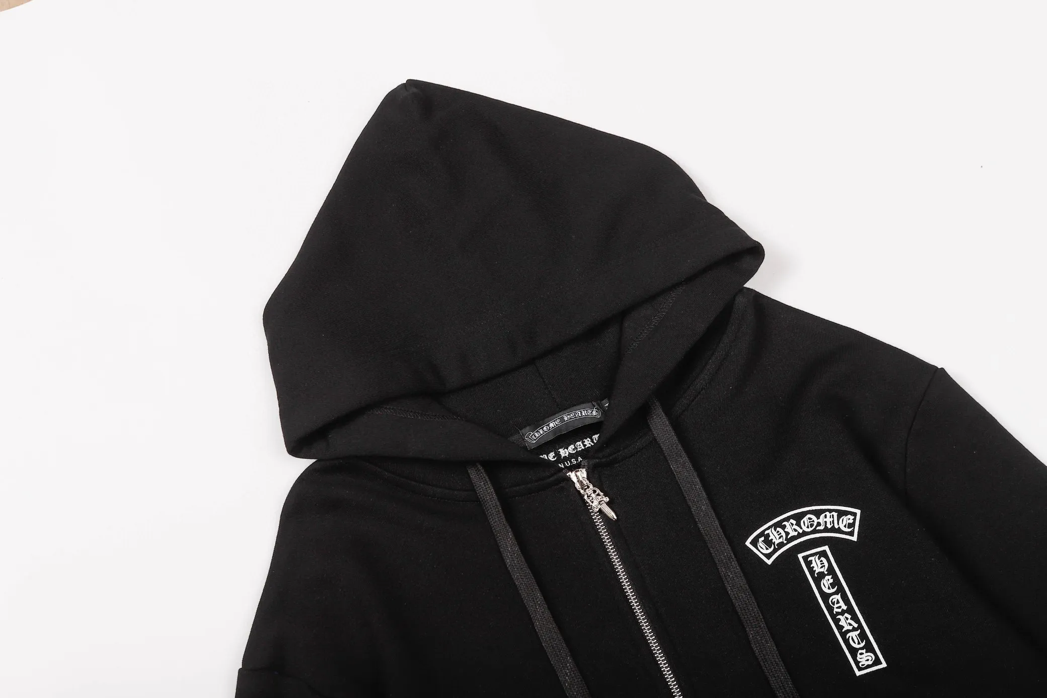 Q26—P230 -Chrome Hearts/Chrome Hearts printed zipper sweatshirt cardigan jacket -420 grams of high-density, high-quality wool, soft, delicate and skin-friendly, soft and silky to the touch, warm and skin-friendly -The hardware zipper accessories are all customized and full of details -Colour: black -Size: S M L XL